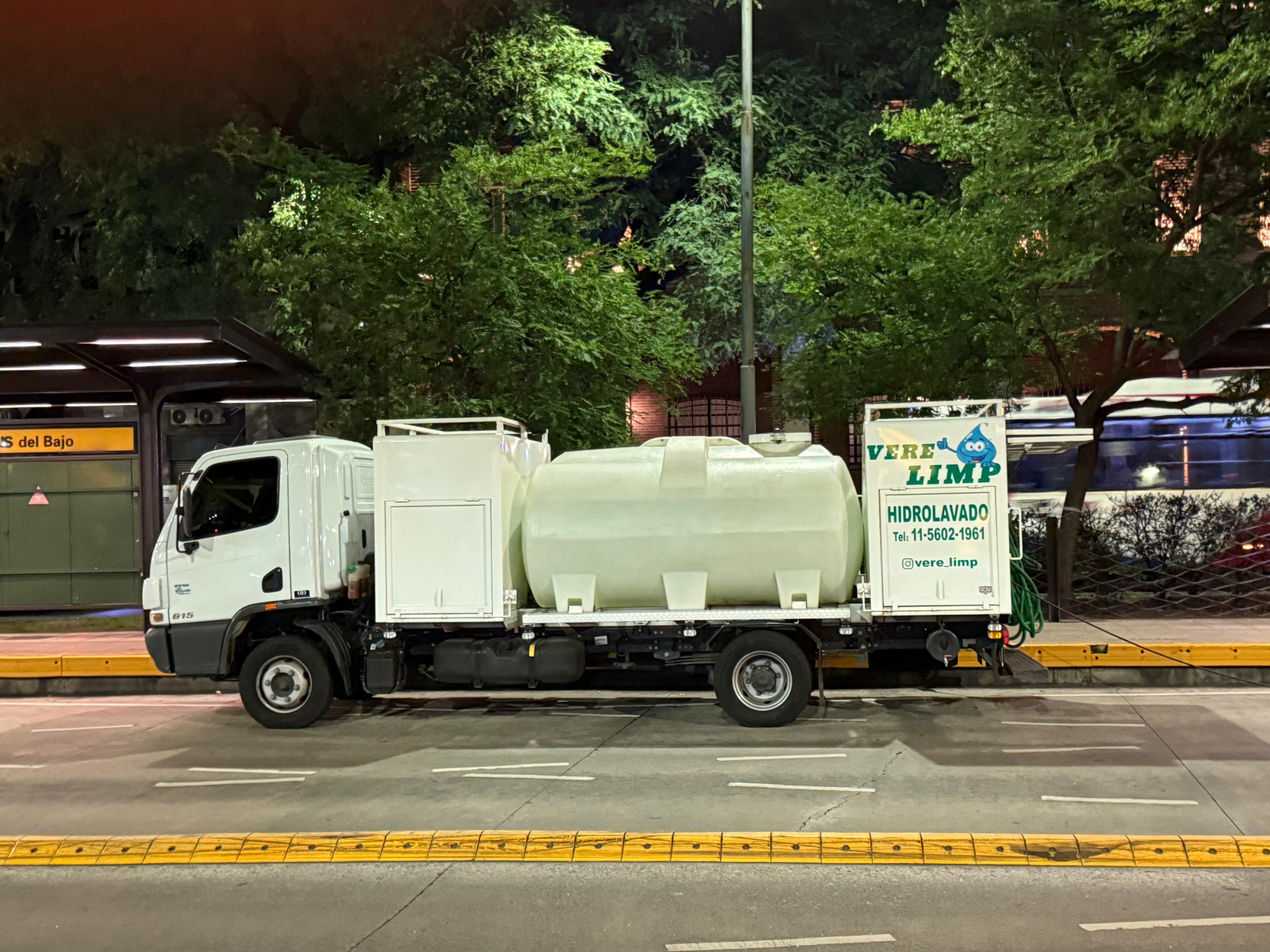 Camión cisterna estacionado